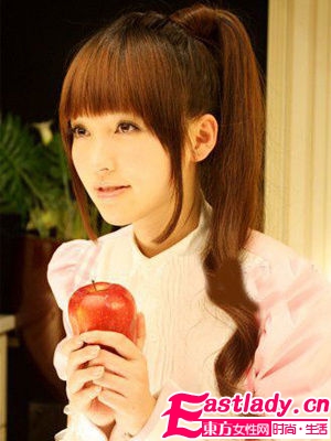 今夏马尾新发型 甩出青春少女味