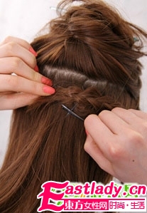 巧编小麻花辫 打造时尚发型