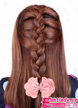蝎子辫与发饰的搭配