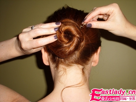 用螺旋发卡盘发的方法步骤图