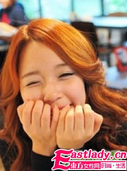 秋季最新韩国街拍时尚大卷发