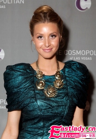 女星演绎丸子头 完美高发髻