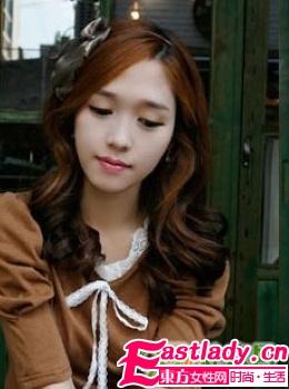 秋季最新韩国街拍时尚大卷发