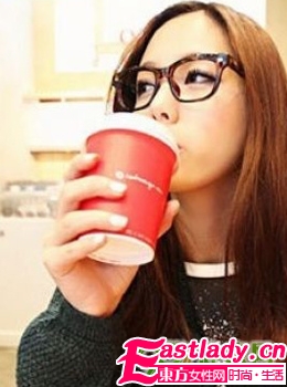 秋季最新韩国街拍时尚大卷发