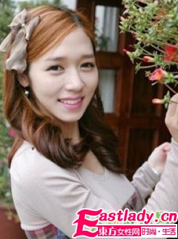 秋季最新韩国街拍时尚大卷发