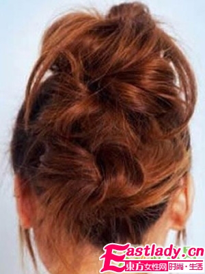 秋季简易韩式盘发步骤图解