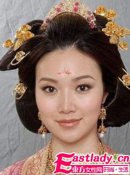 从《宫心记》看华丽盘发发髻