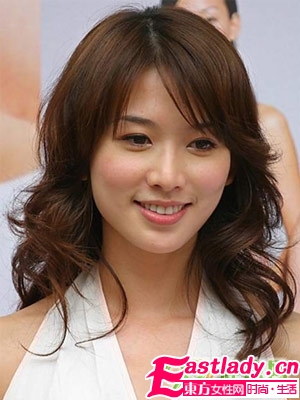 卷发也减龄 细品小女人味明星