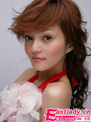 卷发也减龄 细品小女人味明星