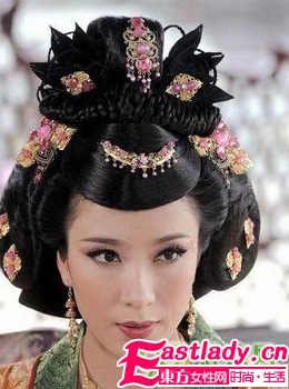 从《宫心记》看华丽盘发发髻