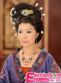 从《宫心记》看华丽盘发发髻