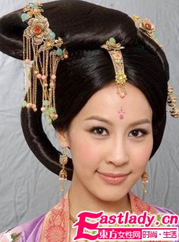 从《宫心记》看华丽盘发发髻