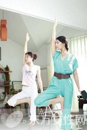 办公室瑜伽锻炼教程图解 消除疲劳保持好身材