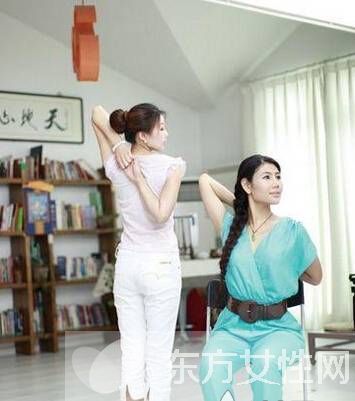 办公室瑜伽锻炼教程图解 消除疲劳保持好身材