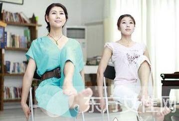 办公室瑜伽锻炼教程图解 消除疲劳保持好身材