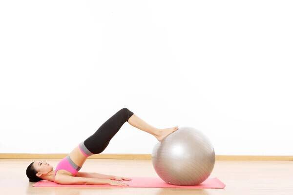 想要打造窈窕曲线 四式瘦身瑜伽球动作就够了