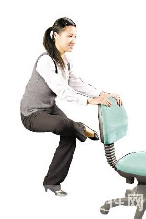 办公室瑜伽锻炼教程图解 消除疲劳保持好身材