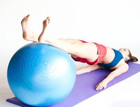 想要打造窈窕曲线 四式瘦身瑜伽球动作就够了