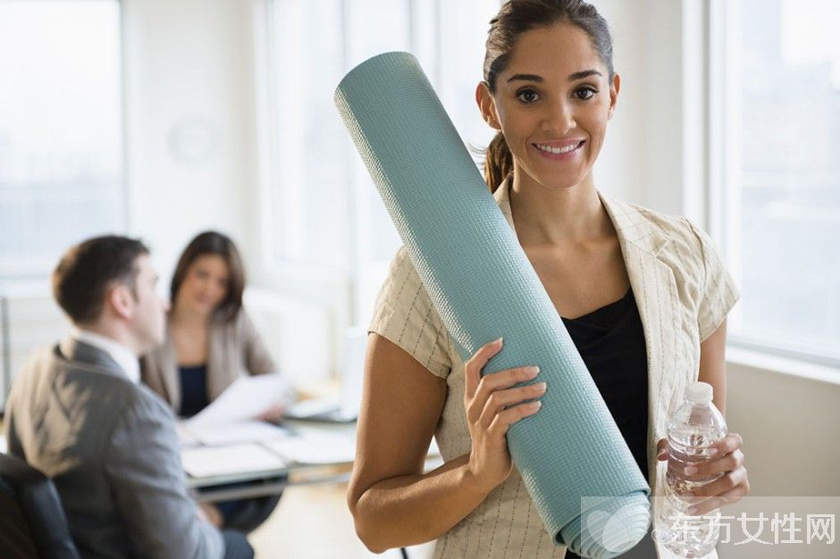 两套办公室瑜伽动作 让你消除疲劳又瘦身