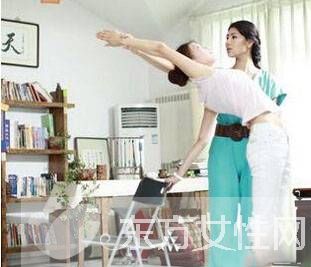 办公室瑜伽锻炼教程图解 消除疲劳保持好身材