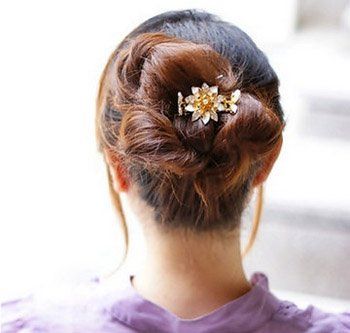 2011瘦脸的发型-散发浪漫气息的花苞头