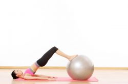 想要打造窈窕曲线 四式瘦身瑜伽球动作就够了