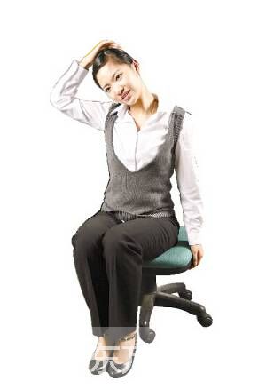 办公室瑜伽锻炼教程图解 消除疲劳保持好身材