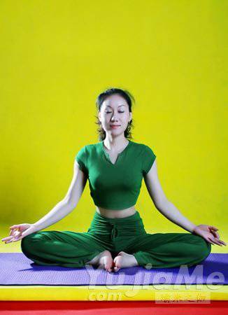 四式减肥瑜伽教程 让你瘦成一道闪电