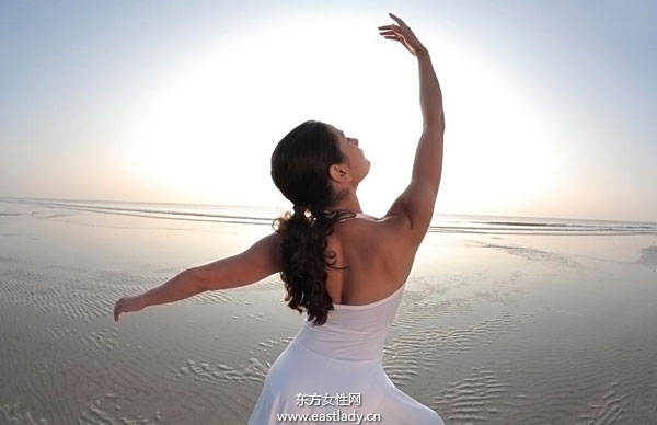 在家也能瘦肚子 6式瑜伽减肥小动作全搞定