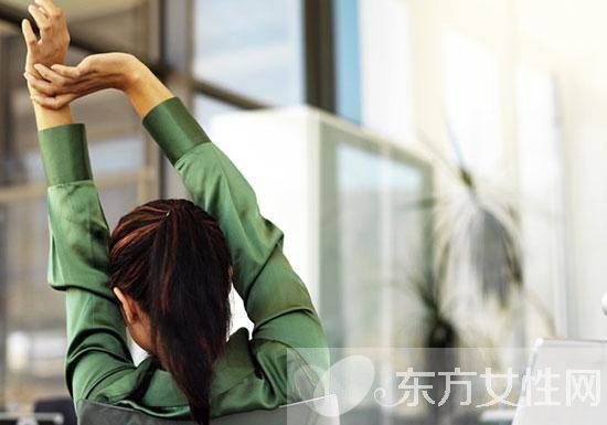 两套办公室瑜伽动作 让你消除疲劳又瘦身