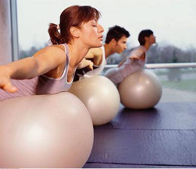 想要打造窈窕曲线 四式瘦身瑜伽球动作就够了