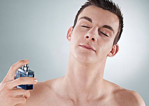 男士香水涂在哪里更显 男人味