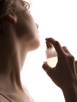 香水使用需要分场合 淡香浓香要适宜