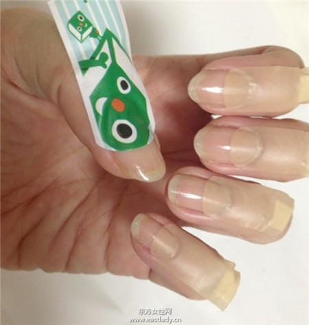 创可贴居家美甲好帮手 轻松在家DIY多种美甲款式