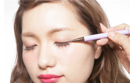 下垂眼线日韩女星必画眼线