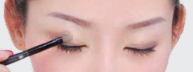 描绘眼影重在手法