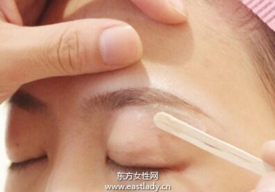 蜜蜡修眉打造神采奕奕妆容