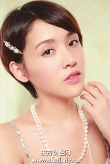 粉饼+遮瑕笔打造无瑕妆容