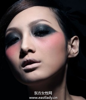 黑色烟熏妆性感中带着野性