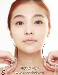 妆前按摩消除水肿并改善肤色