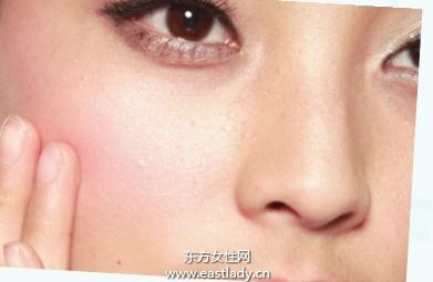 月牙形腮红提升面部光泽感