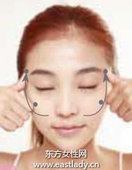 妆前按摩消除水肿并改善肤色