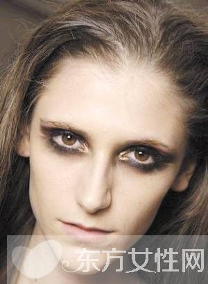 小烟熏妆的画法步骤 烟熏妆的基本要点需掌握