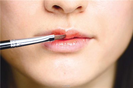 运用唇膏与工具搭配橘红勾勒性感双唇