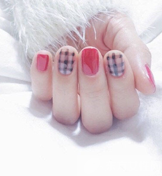 换季想时髦 那就赶紧来一款 格子甲 吧