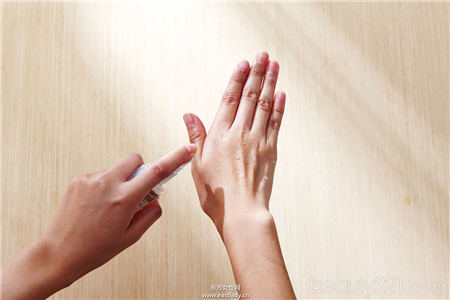 手把手教你正确卸甲 抵抗指甲老化