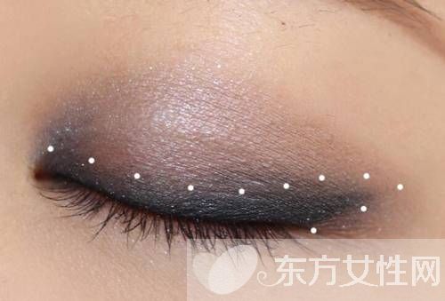 想要年会趴体出彩 只要学会这款小烟熏妆就够了