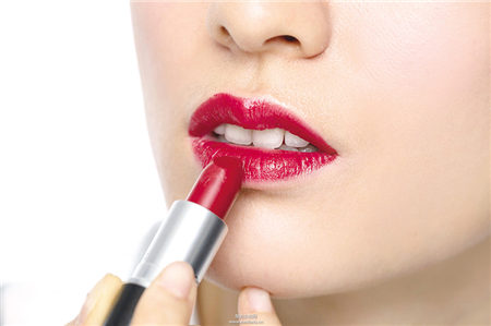 运用唇膏与工具搭配橘红勾勒性感双唇