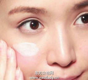 粉饼+遮瑕笔打造无瑕妆容