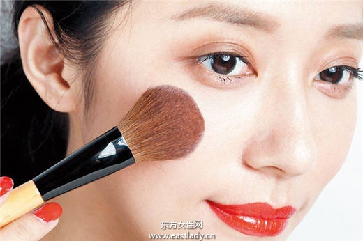 孙佳人李圣经演绎烟燻妆+辣妹风穿搭